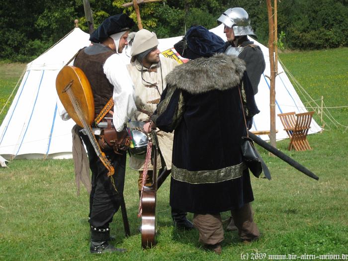 Bierselig beratende Butzner Barden-Bande